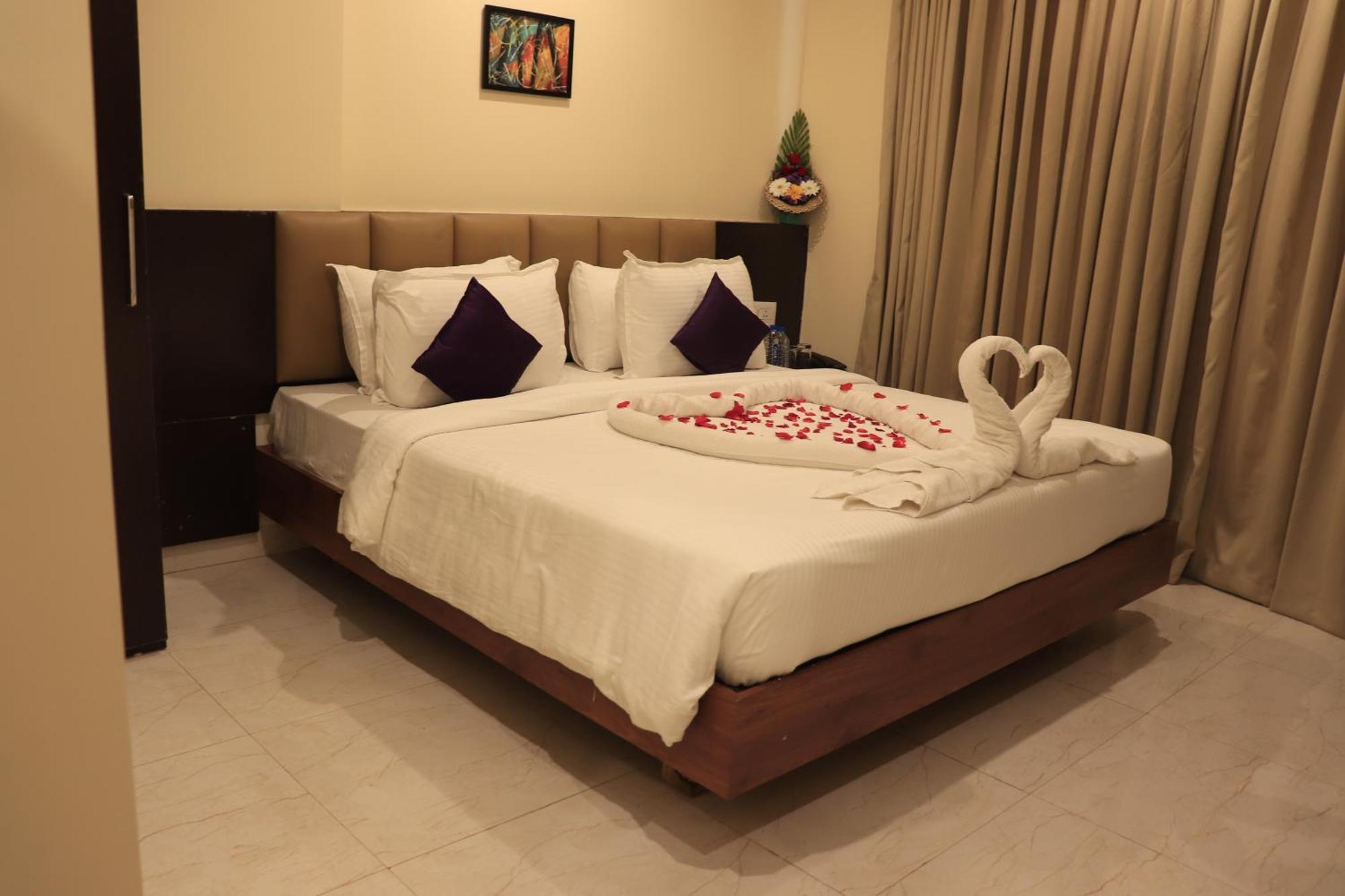 Balaji Gold Inn Hotel Hubballi Exteriör bild